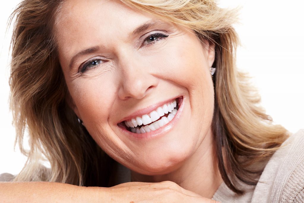 tannproteser - eldre kvinner - fint smil